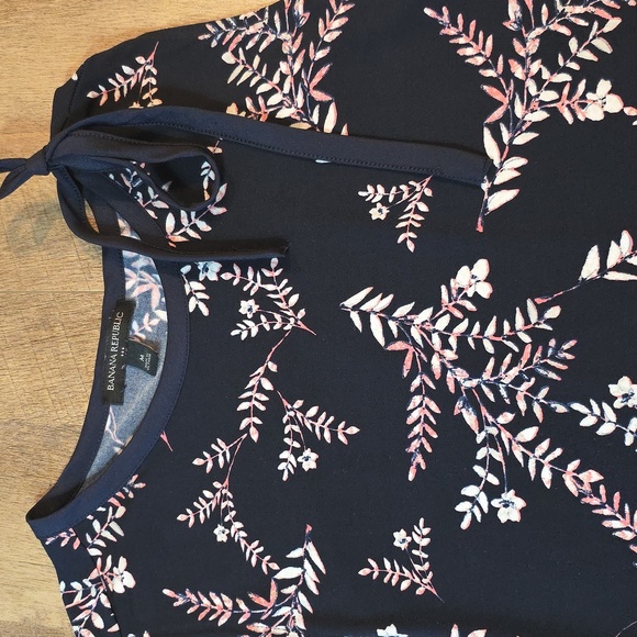 Banana Republic Navy and Pink Floral Blouse. Size M - Picture 3 of 5